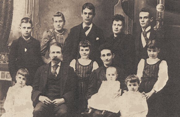image: Stephen Farnsworth Locke, Mary Ashley Locke, and 10 kids about 1890.